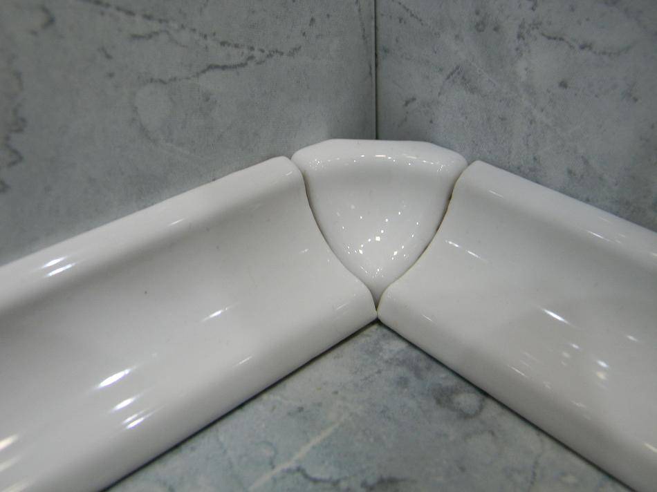 Керамический уголок для ванной: надежная защита щели у стены