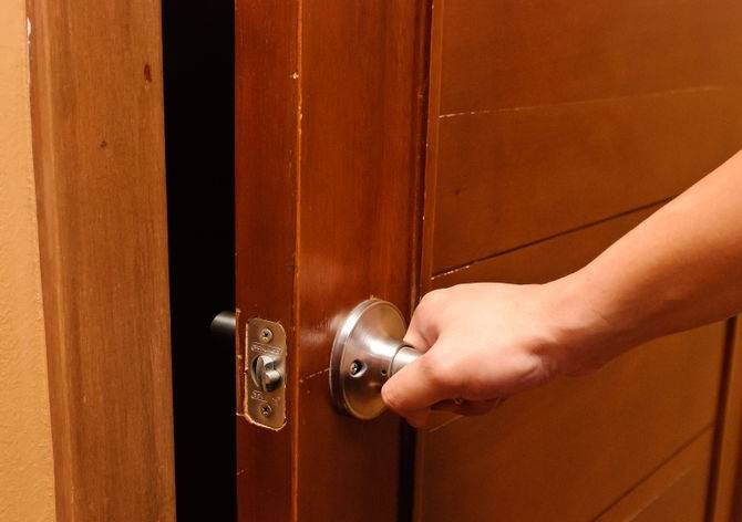 Захлопнулась дверь: как открыть замок шпилькой или скрепкой, если межкомнатная, входная дверь не поддается