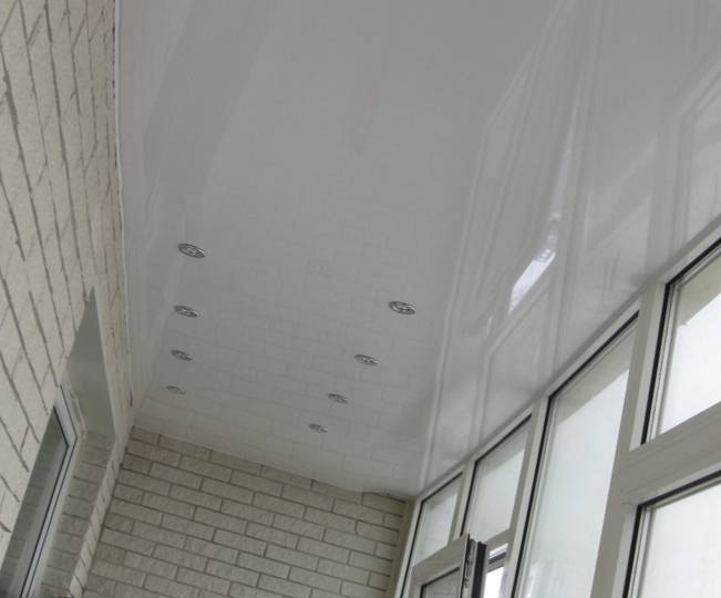 Натяжной потолок на балконе или лоджии