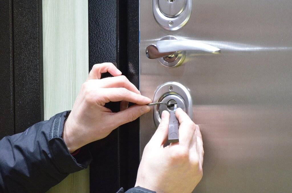 Что делать, если заклинило дверь в квартире?