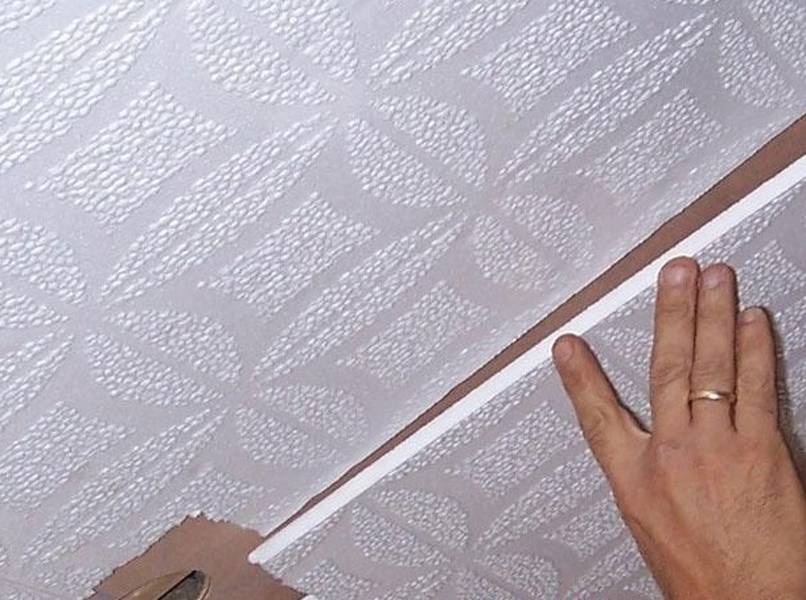 Как приклеить потолочную плитку на побеленный потолок