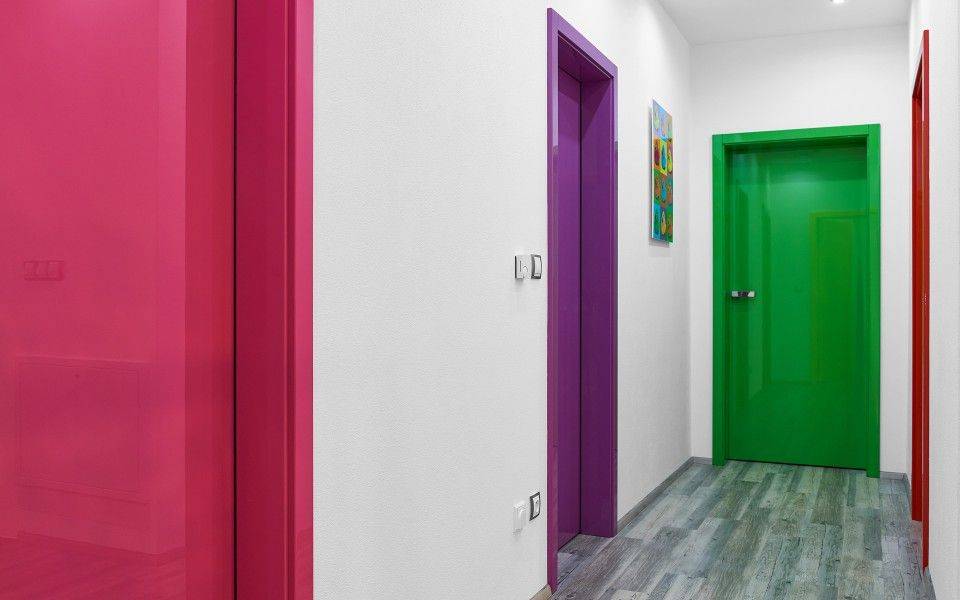 Как выбрать цвет межкомнатных дверей: дизайнерские приемы и рекомендации