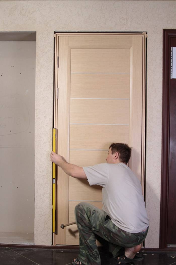 Когда ставить двери при ремонте: нюансы установки