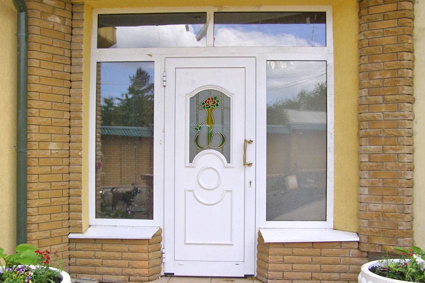 Уличные входные пластиковые двери для частного загородного дома со стеклом