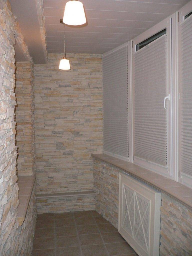Отделка балкона декоративным камнем: преимущества способа, виды материала и варианты отделки - 21 фото