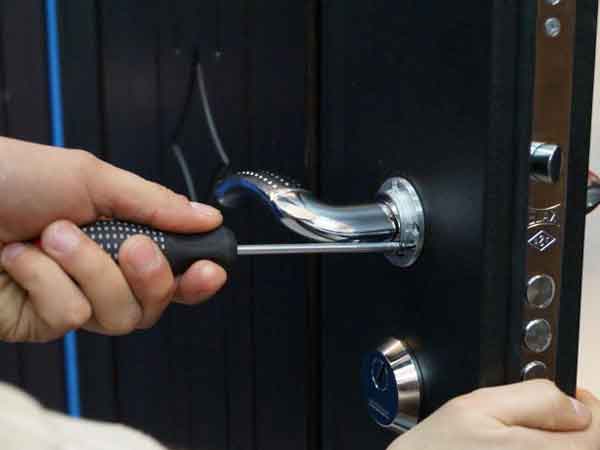Как разобрать и починить ручку, как открыть входную дверь, если она сломалась, как её снять и поменять