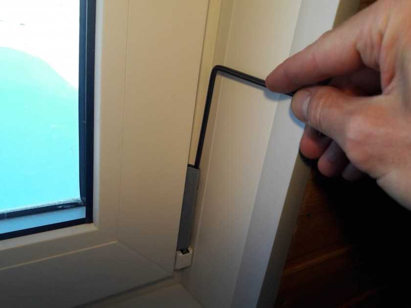 Как отрегулировать просевшую пластиковую дверь на балконе?