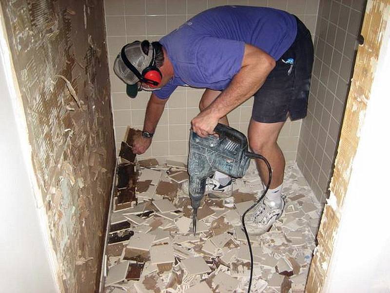 Как снять плитку в ванной со стены?