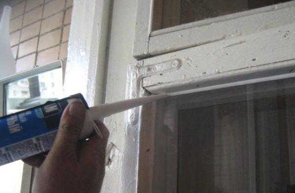 Чем замазать щели в деревянных окнах. устранение трещины между рамой и откосом чем заделать щель между окном и стеной