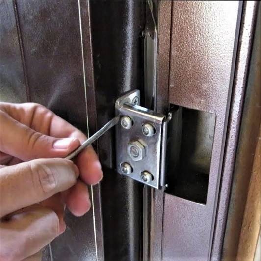 Скрипит входная металлическая дверь. что делать, если скрипит дверь