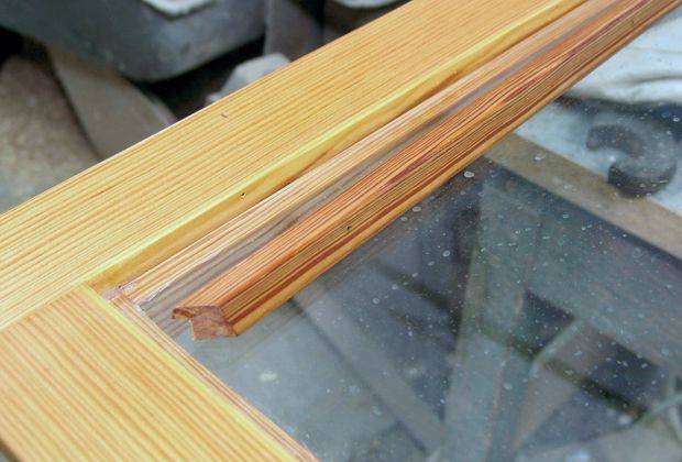 Вставка стекол в деревянные окна: когда необходима, как выбрать материал для остекления рамы, сколько стоит работа, монтаж своими руками