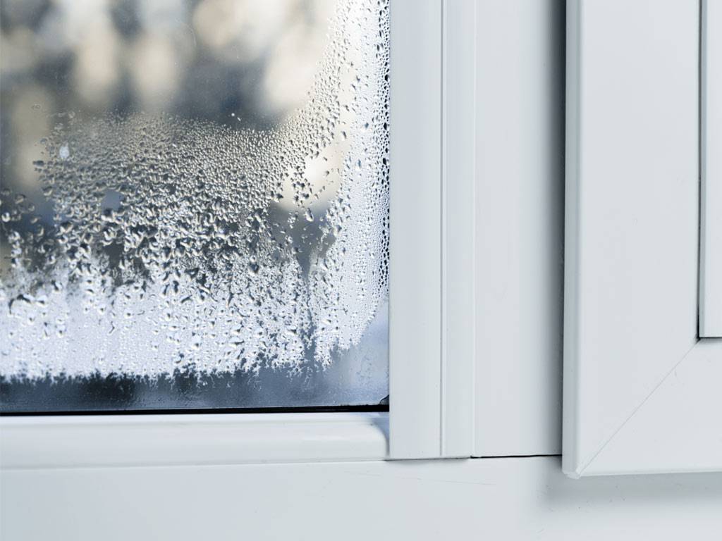 Почему потеют пластиковые окна изнутри в квартире или своем доме, конденсат снаружи зимой или летом, собирается вода на подоконнике, от чего плесневеют откосы?