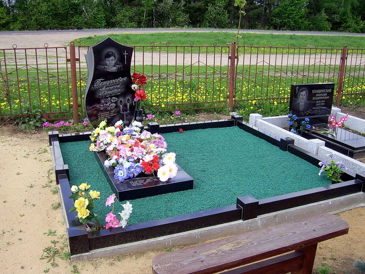 Укладка тротуарной плитки на кладбище своими руками