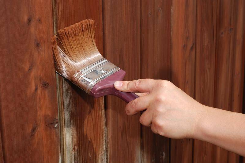 Как покрасить дверь из дерева своими руками: познаем по порядку