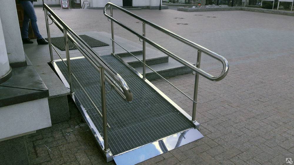 Откидной пандус в подъезде для инвалидов - всё о лестницах