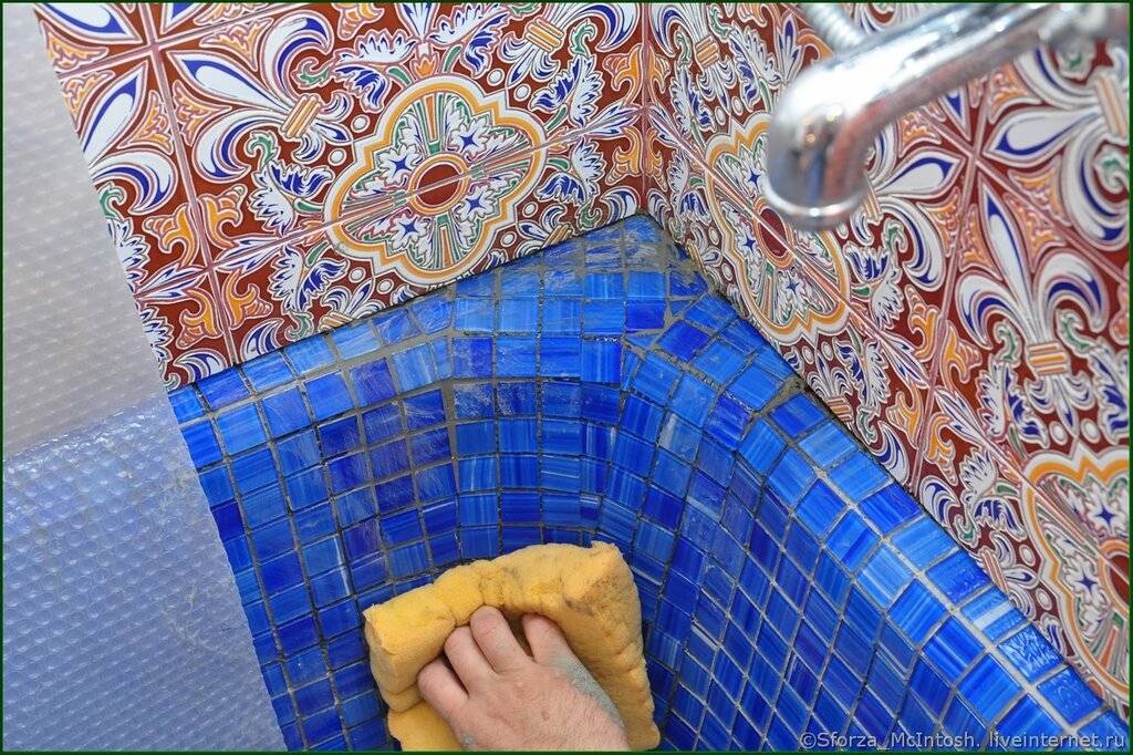 Задекорировать плитку. Укладка мозаики. Обкладка ванны мозаикой. Старая плитка в ванной. Облицовка ванны мозаикой.