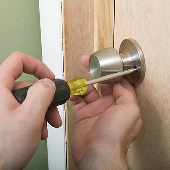 Как отремонтировать дверную ручку межкомнатной двери: рассказываем по полочкам
