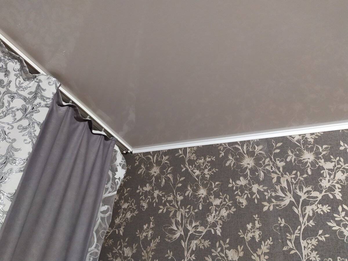 Последний штрих – отделка потолка. как клеить обои на поверхность?