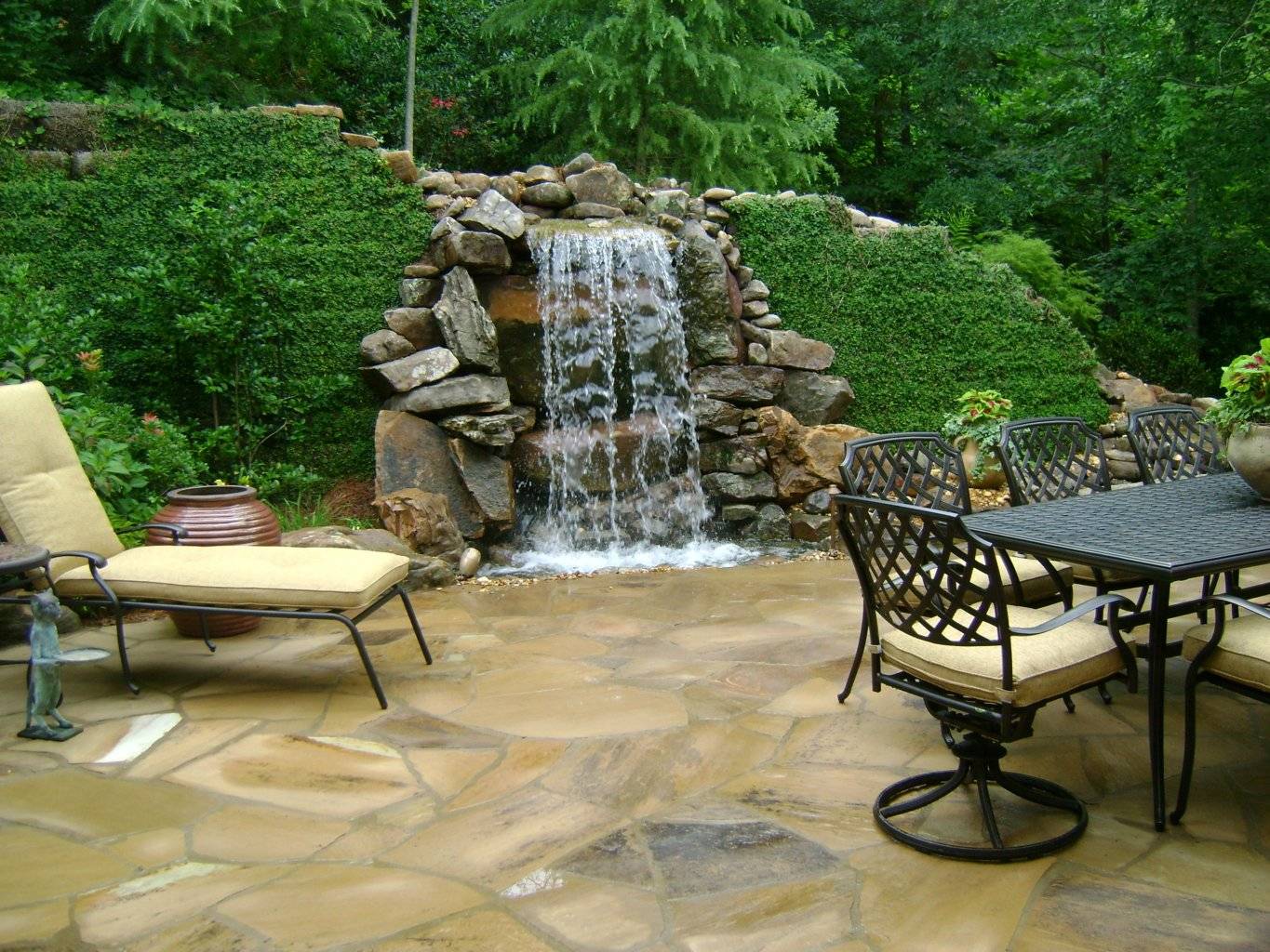 Искусственный декоративный домашний водопад на даче: как сделать пруд с водопадом на участке в саду и во дворе из дикого камня, схема без насоса
 - 18 фото