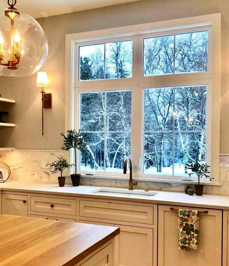 Как красиво оформить окно на кухне?