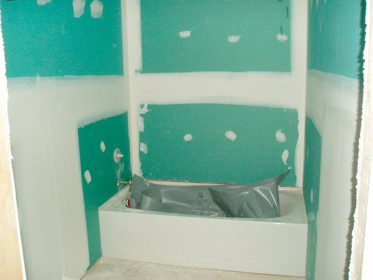Как выровнять стены в ванной гипсокартоном собственноручно