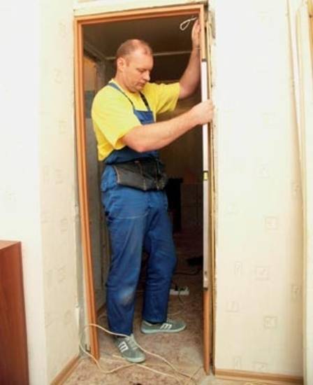 Когда ставить межкомнатные двери во время ремонта — до или после поклейки обоев?