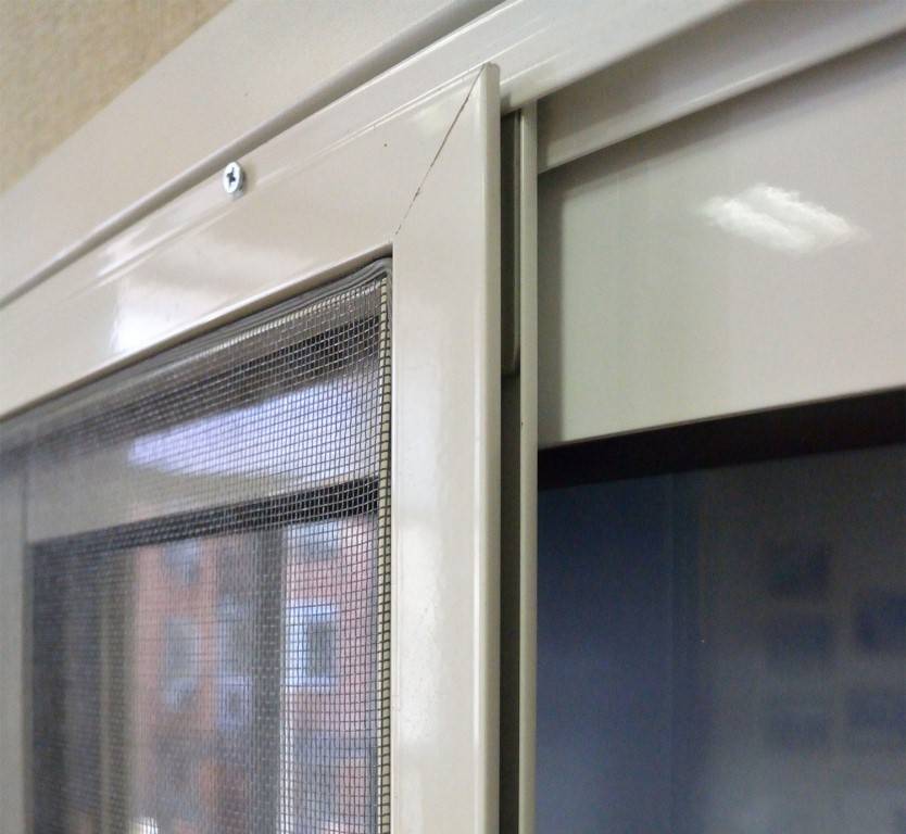 Москитные сетки на раздвижные окна и распашные конструкции — 5 вариантов