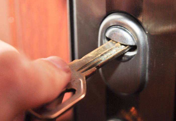 Застрял ключ в замке двери: что делать, как вытащить ключ из двери