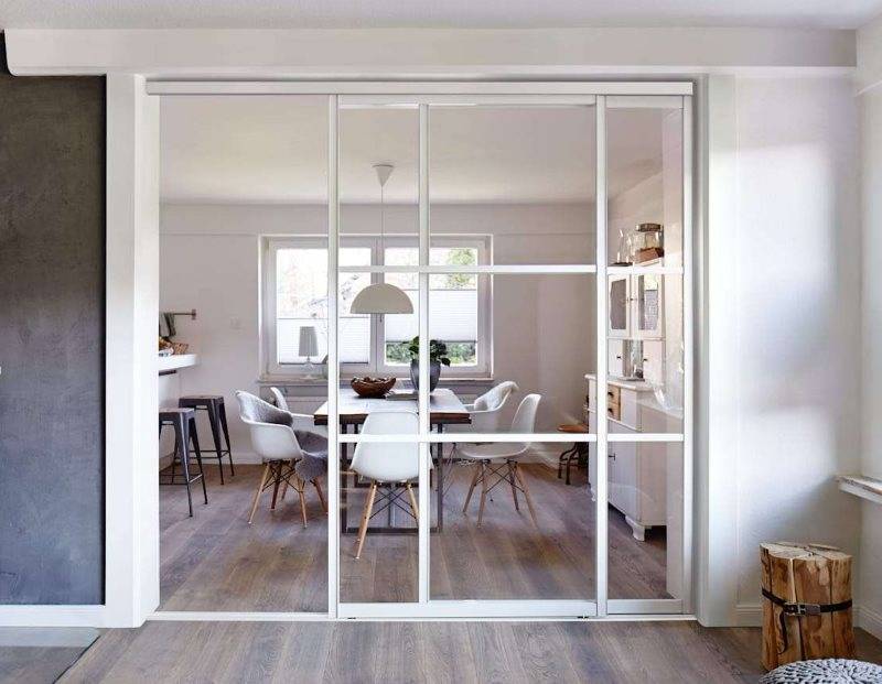 Перегородка между кухней и гостиной: раздвижные стеклянные или гипсокартонные | дизайн и фото