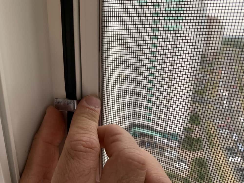 Ставить москитную сетку на окна или нет: советы