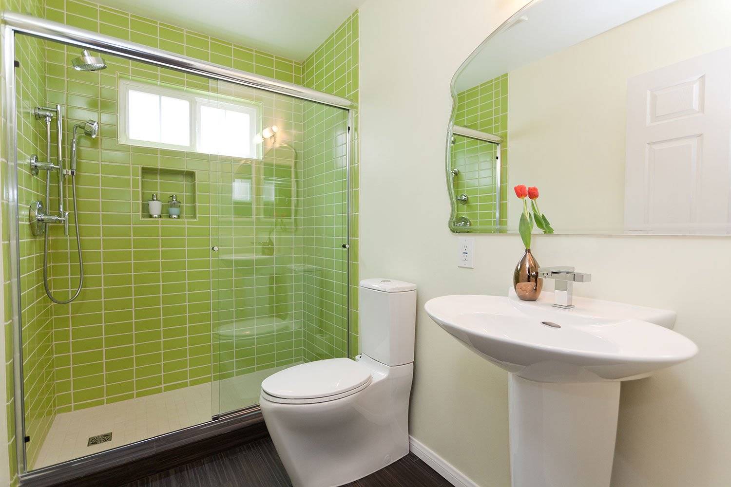 Как лучше разместить стиральную машину в ванной комнате: примеры с фото в реальных квартирах