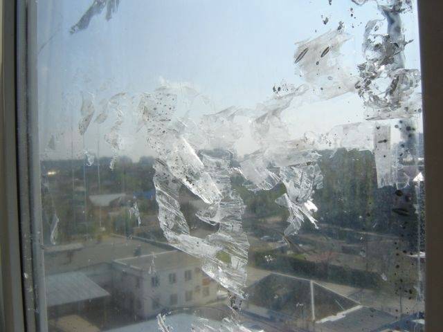 Как снять пленку с пластиковых окон если она присохла