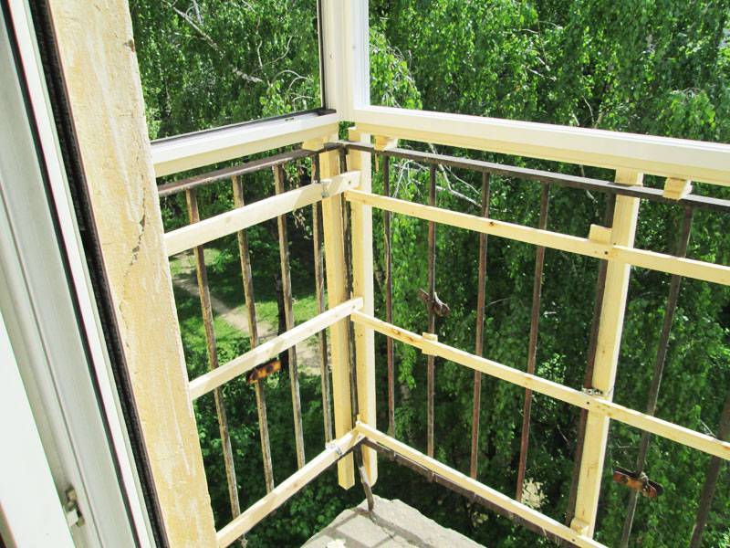 Деревянные рамы на балконе