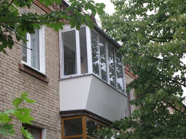 Остекление балконов на последних этажах: с крышей или козырьком, варианты