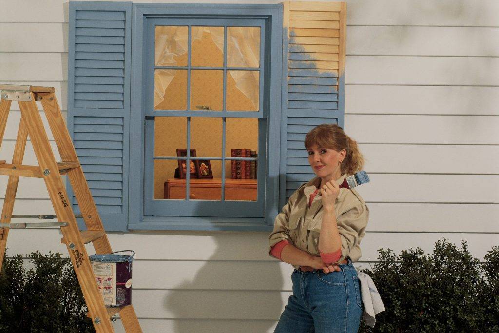Какой краской покрасить деревянные окна снаружи?