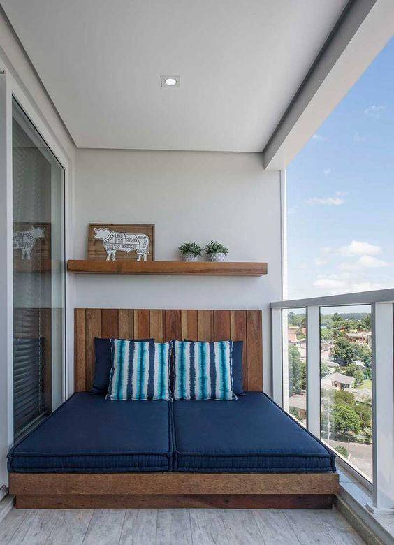 Кровать на балконе: как выбрать или сделать своими руками + фото идеи дизайна