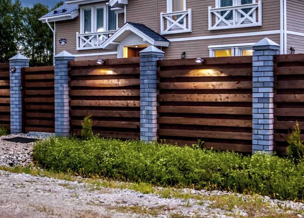 Какой красивый деревянный забор для частного дома можно сделать своими руками