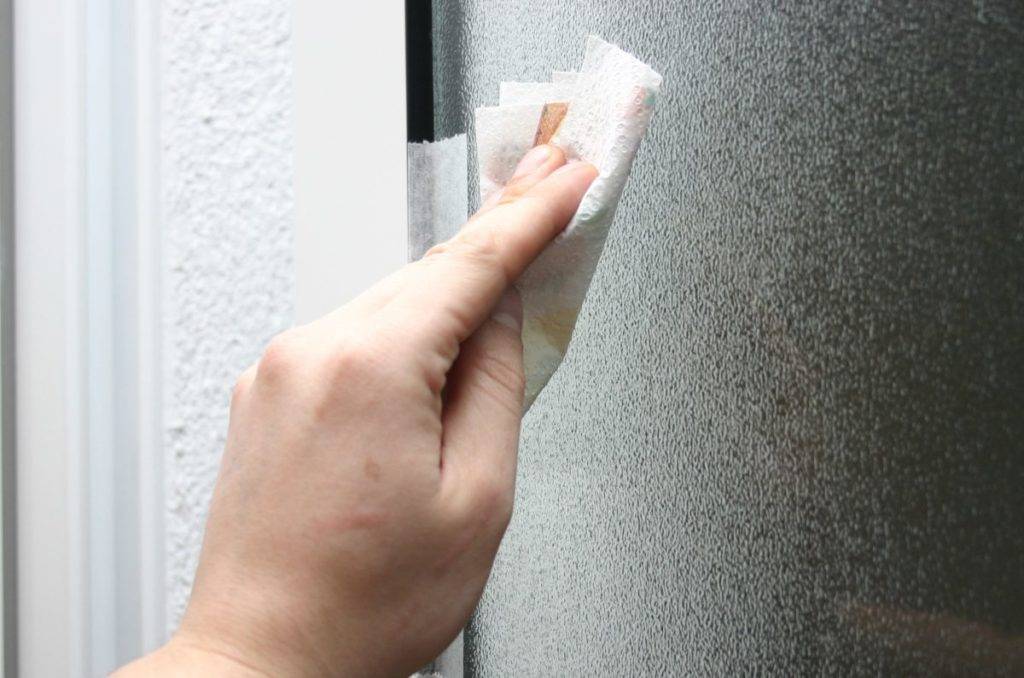 Чем отмыть скотч от пластика на окнах: как убрать следы от скотча, клей