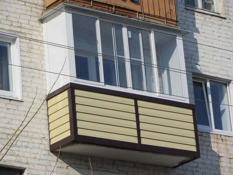 Чем лучше обшить балкон