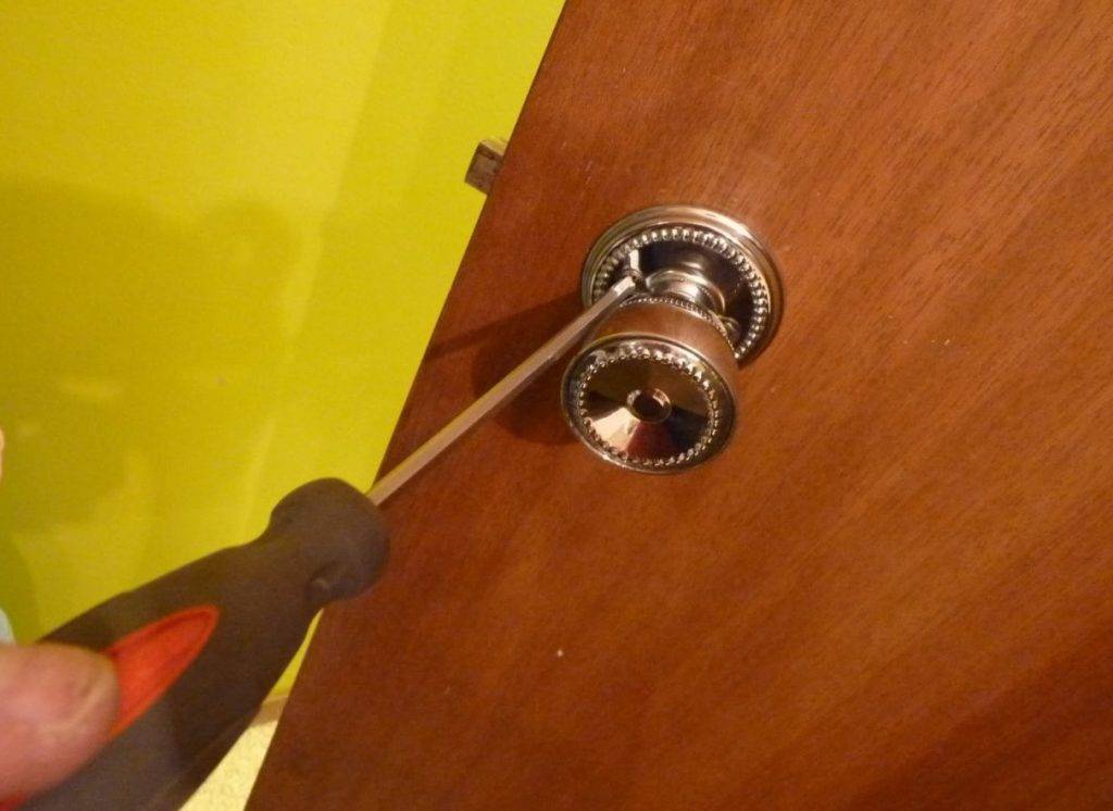 Как открыть замок межкомнатной двери без ключа, какие инструменты нужны