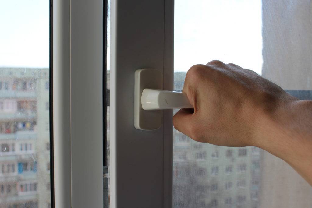Как открыть окно снаружи без повреждений - видео