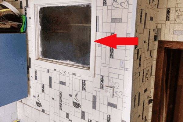 Зачем нужно окно между кухней и ванной и как его заделать? (6 фото)