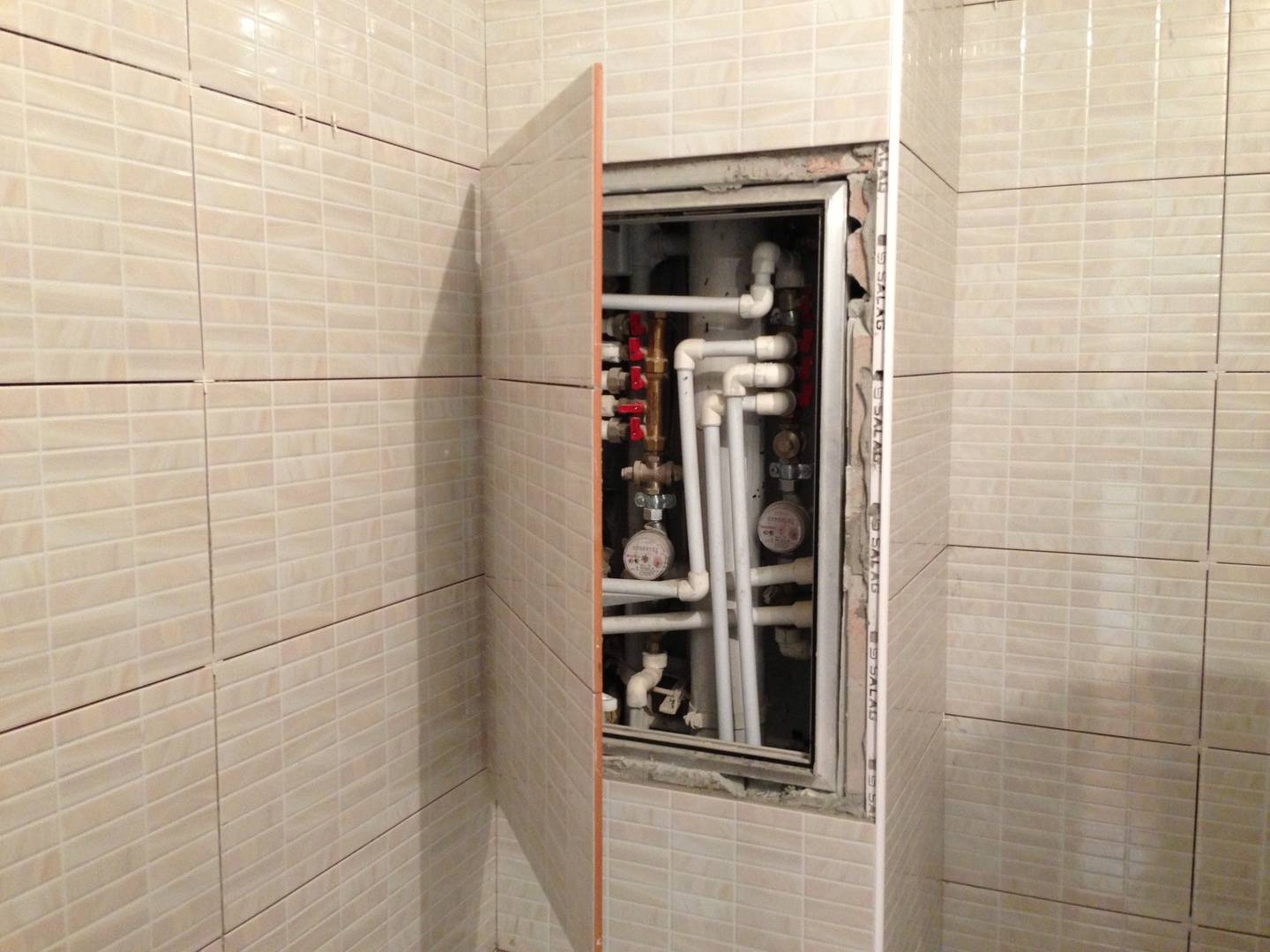 Как спрятать трубы в ванной под плитку, в стену и другими способами
