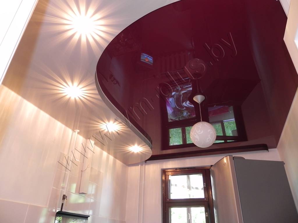 Двухцветные натяжные потолки: одноуровневые, в одном уровне, в зале, на кухне, с двумя цветами