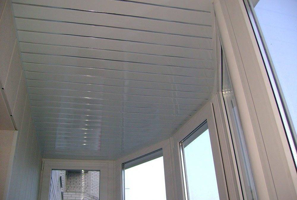 Потолок пвх балкон. Пластиковый потолок на балконе. Потолок на балконе пластиковыми панелями. Пластиковый потолок на лоджии. Потолочные панели на балкон.