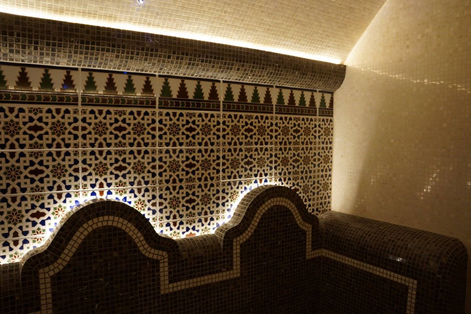 Панно из мозаики в интерьере ванной комнаты