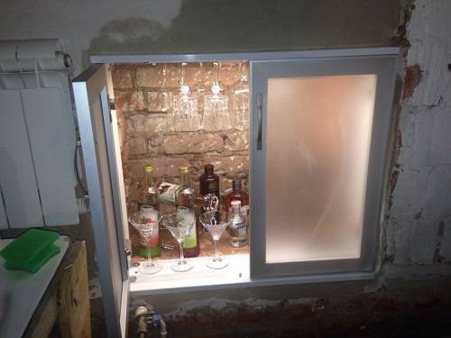 О зимнем холодильнике на кухне под окном