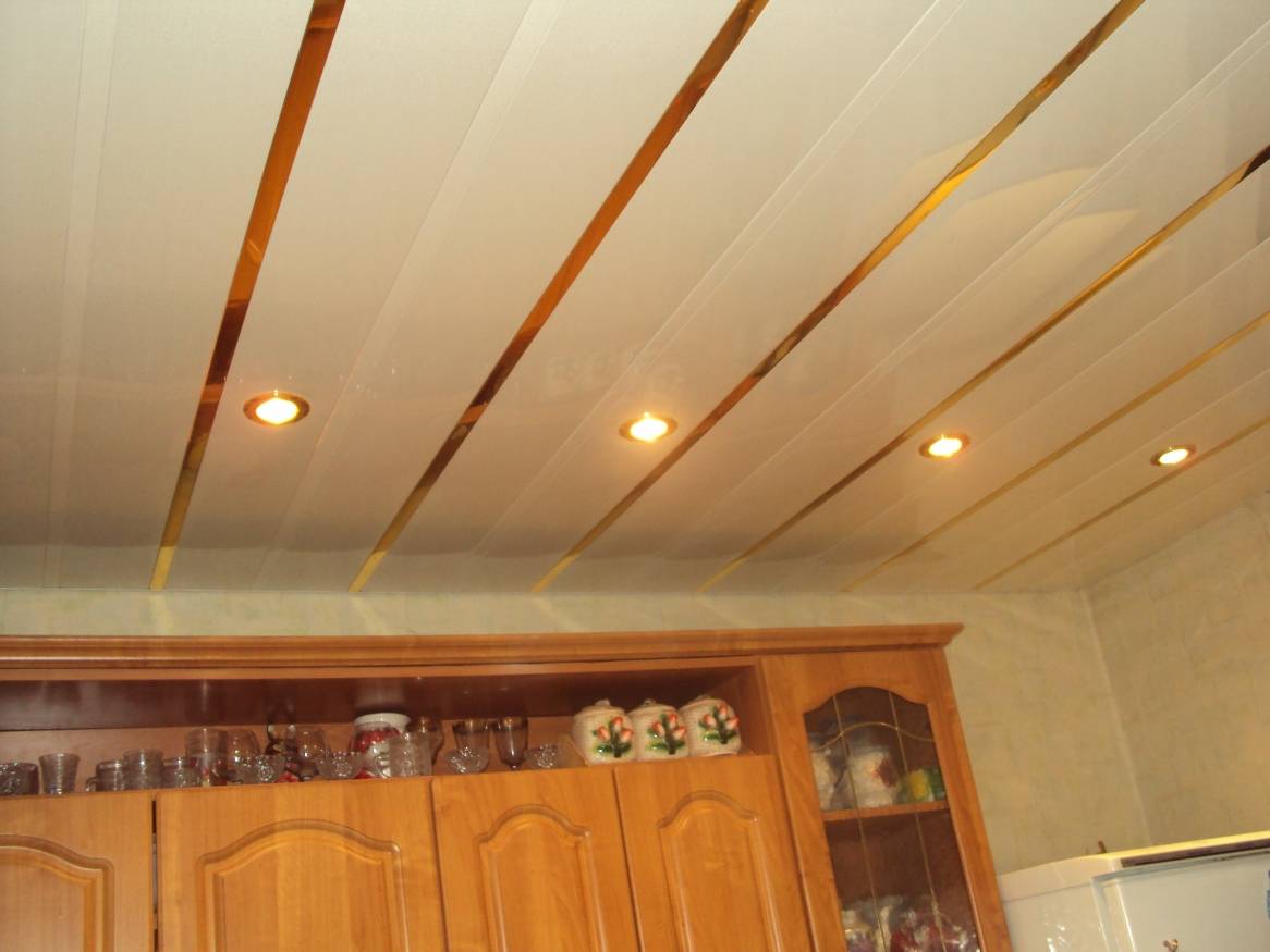 Потолки на кухне из пластиковых панелей фото и дизайн