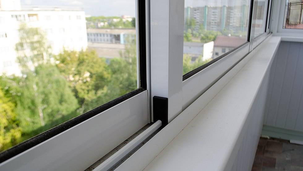 Окна на балкон раздвижные: какие выбрать и как установить