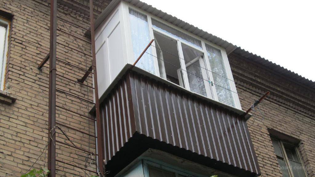 Советы, чем обшить балкон снаружи, сравнение отделки балкона сайдингом, профлистом и профнастилом, а также инструкция как обшить балкон сайдингом самостоятельно
